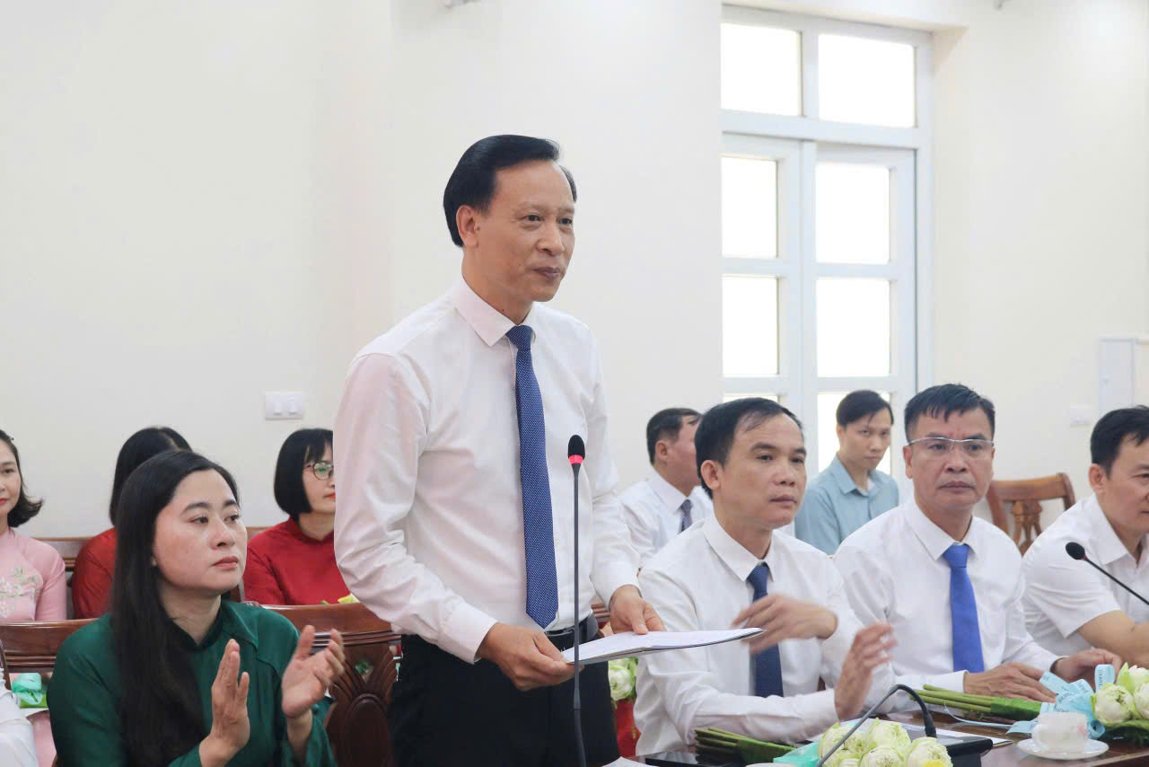 Xã Mê Linh tổ chức Hội nghị công bố các Quyết định về công tác cán bộ khối Giáo dục và Trạm y tế trên địa bàn xã- Ảnh 6.