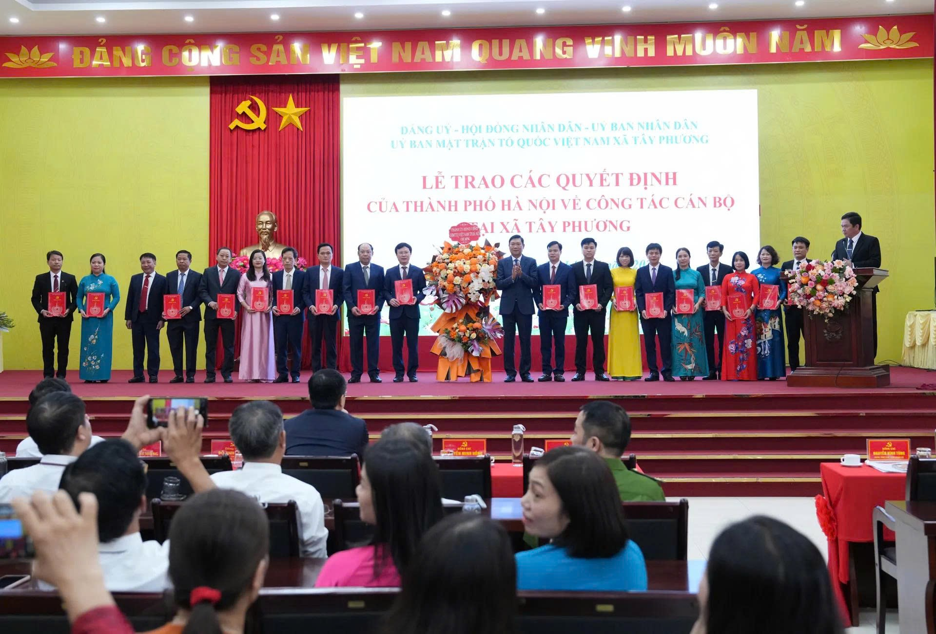 Kiện toàn các chức danh lãnh đạo chủ chốt xã Tây Phương và phường Hà Đông nhiệm kỳ 2021 - 2026- Ảnh 1.