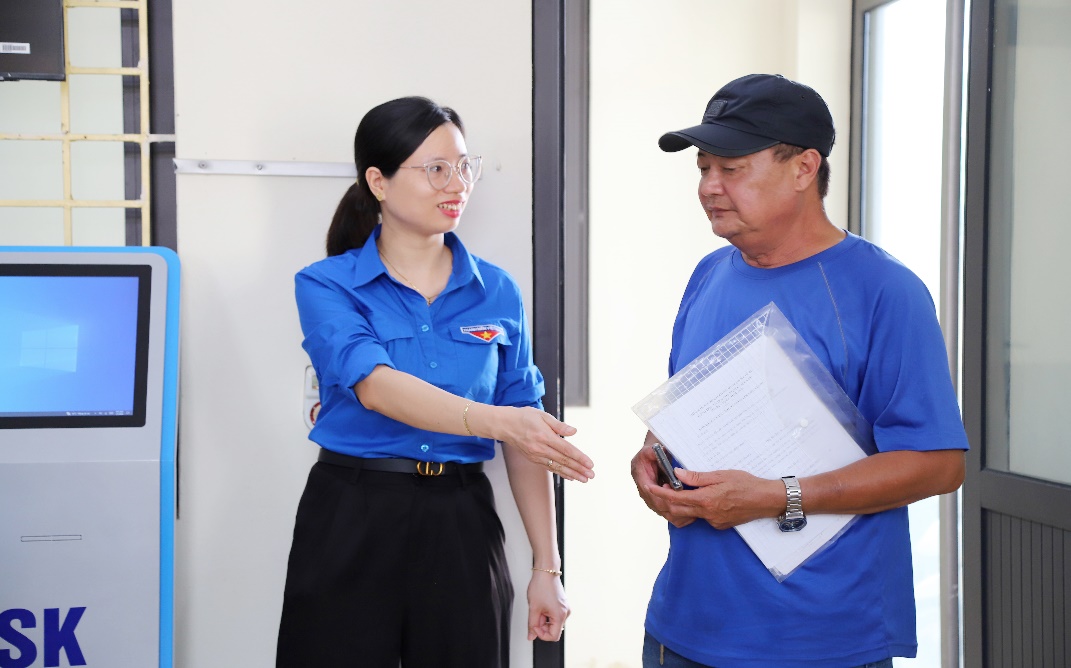 Đoàn thanh niên xã Thượng Phúc ra quân hỗ trợ người dân thực hiện dịch vụ hành chính công- Ảnh 2.
