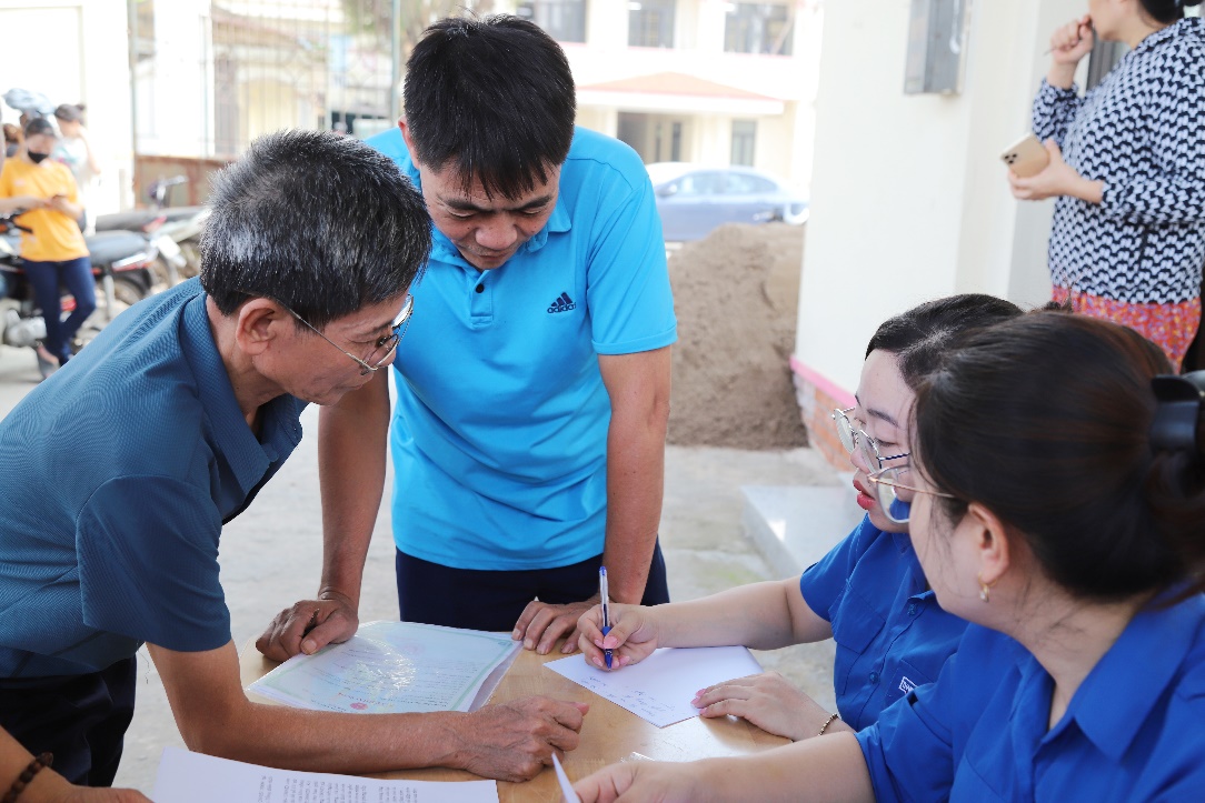 Đoàn thanh niên xã Thượng Phúc ra quân hỗ trợ người dân thực hiện dịch vụ hành chính công- Ảnh 3.