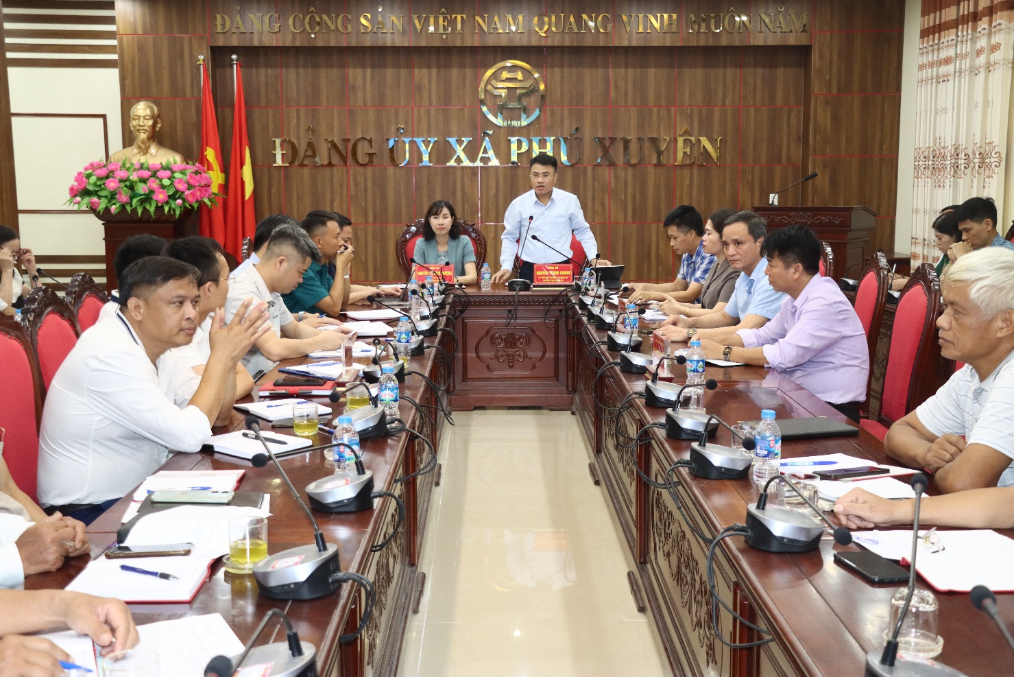 Hội nghị giao ban giữa lãnh đạo UBND, lãnh đạo các cơ quan, đơn vị xã với các ông bà Trưởng thôn, Trưởng Tiểu khu trên địa bàn xã- Ảnh 1.