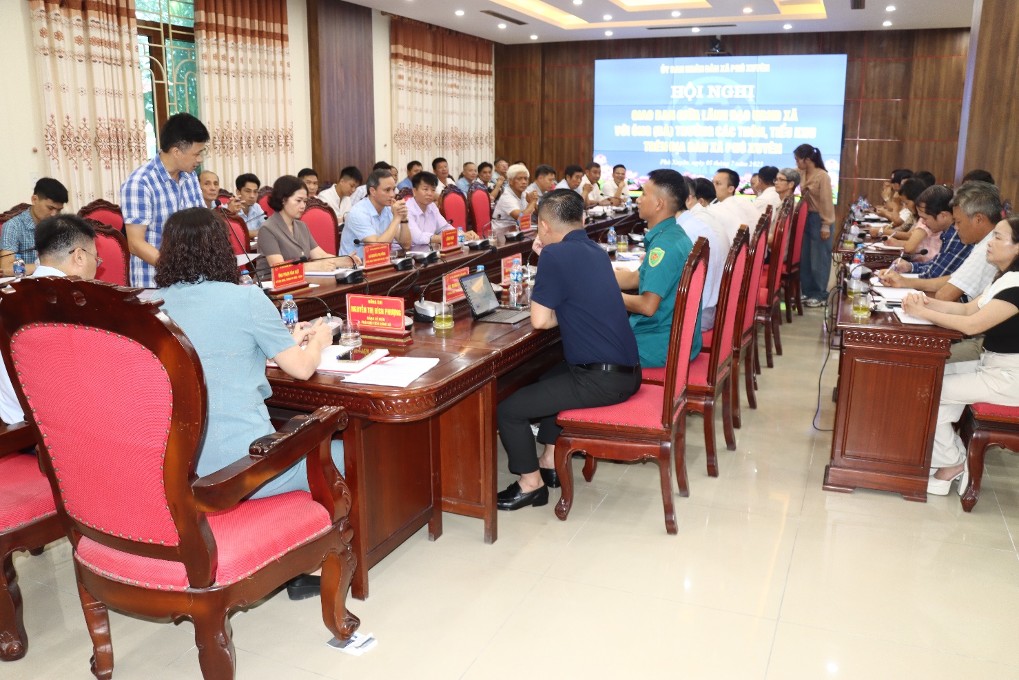 Hội nghị giao ban giữa lãnh đạo UBND, lãnh đạo các cơ quan, đơn vị xã với các ông bà Trưởng thôn, Trưởng Tiểu khu trên địa bàn xã- Ảnh 2.