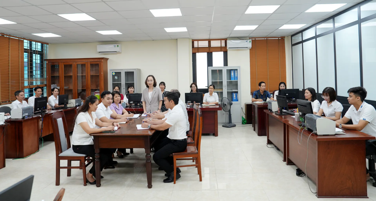 A group of people in a room  AI-generated content may be incorrect.