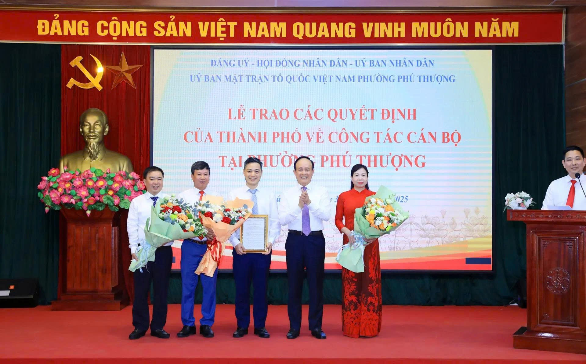 Lãnh đạo thành phố trao các quyết định về công tác cán bộ tại phường Phú Thượng và phường Phú Diễn nhiệm kỳ 2021 - 2026- Ảnh 1.