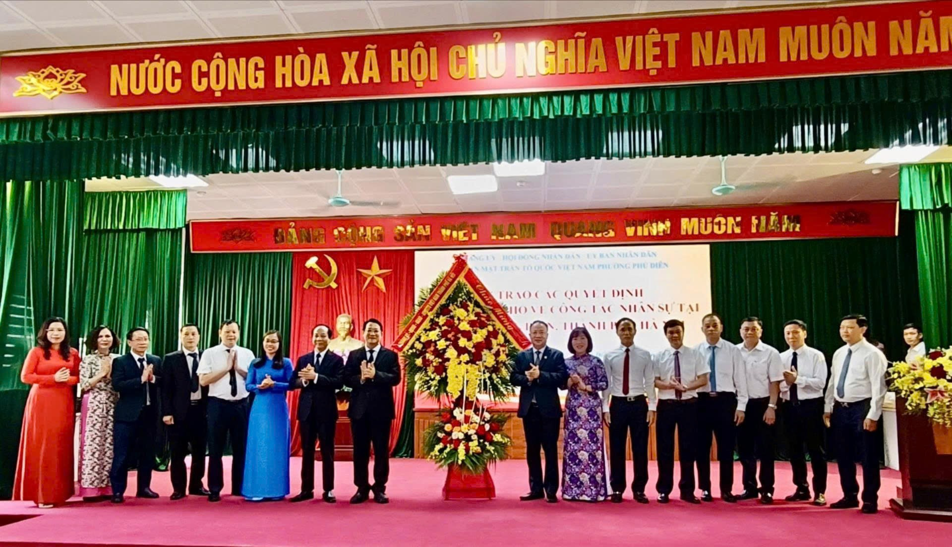 Lãnh đạo thành phố trao các quyết định về công tác cán bộ tại phường Phú Thượng và phường Phú Diễn nhiệm kỳ 2021 - 2026- Ảnh 2.
