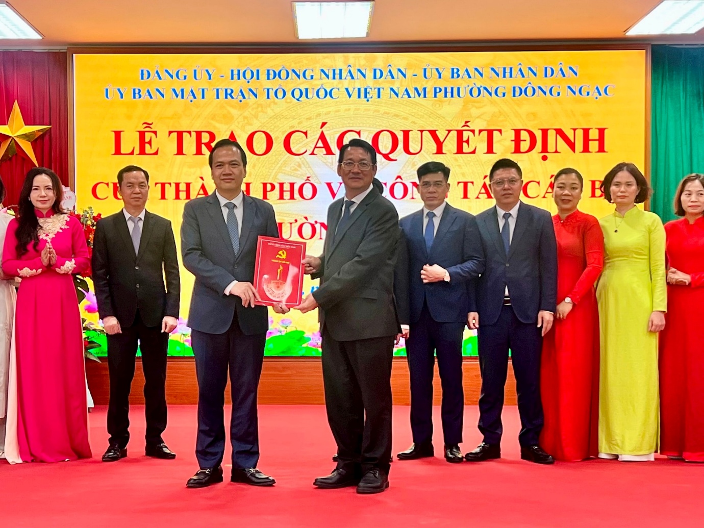 Lãnh đạo thành phố trao quyết định về công tác nhân sự tại phường Đông Ngạc. Ảnh: VD