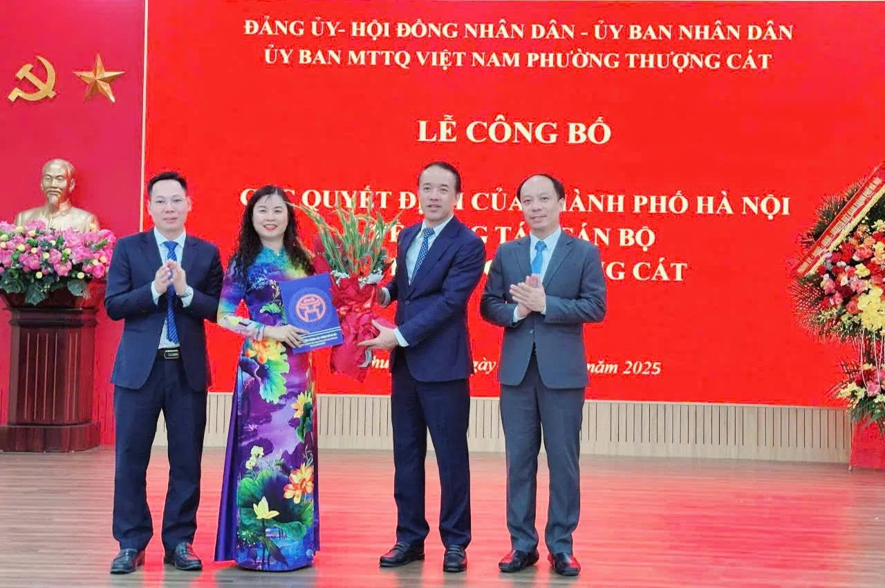 Lãnh đạo thành phố trao các quyết định về công tác cán bộ tại phường Phú Thượng và phường Phú Diễn nhiệm kỳ 2021 - 2026- Ảnh 4.