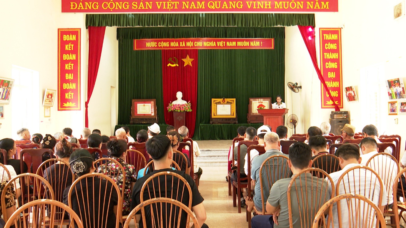 Đồng chí Bí thư Đảng uỷ xã Phú Xuyên dự sinh hoạt chi bộ tại thôn Vạn Điểm- Ảnh 1.