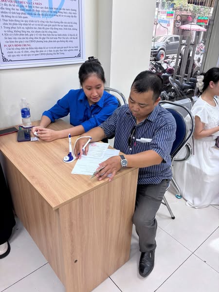 Có thể là hình ảnh về 3 người, bệnh viện và văn bản