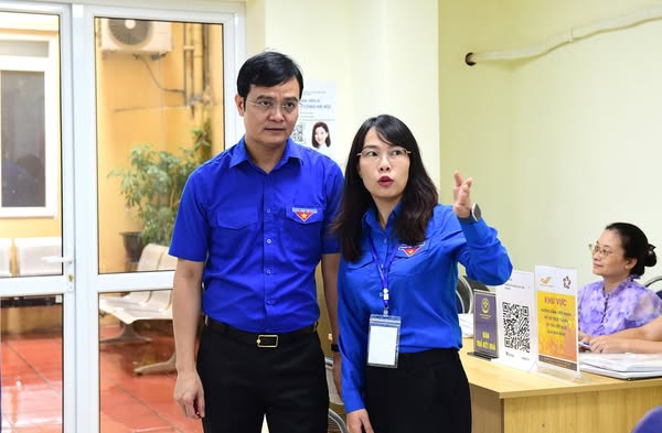 Có thể là hình ảnh về 3 người và văn bản