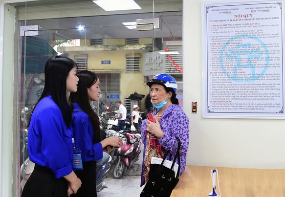 Có thể là hình ảnh về 5 người, bệnh viện và văn bản