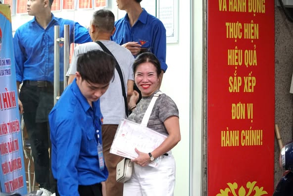 Có thể là hình ảnh về 4 người và văn bản cho biết 'MMI HANH THỰC HIỆN HIỆU QUÁ SẮP XÉP ĐÓNV! HÀNHCHÍNH! HÀNH CHÍNH!'