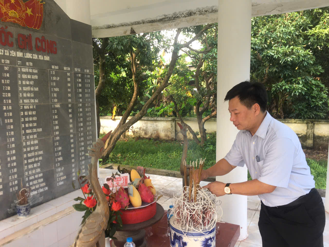 Lãnh đạo xã Yên Xuân dâng hương tưởng niệm các anh hùng liệt sĩ- Ảnh 3.