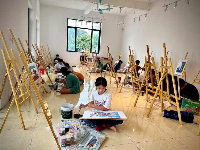 Lớp dạy vẽ miễn phí của các Hoạ sĩ ở Câu lạc bộ Mỹ thuật thôn Cổ Đô- Ảnh 4.