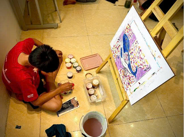 Lớp dạy vẽ miễn phí của các Hoạ sĩ ở Câu lạc bộ Mỹ thuật thôn Cổ Đô- Ảnh 1.