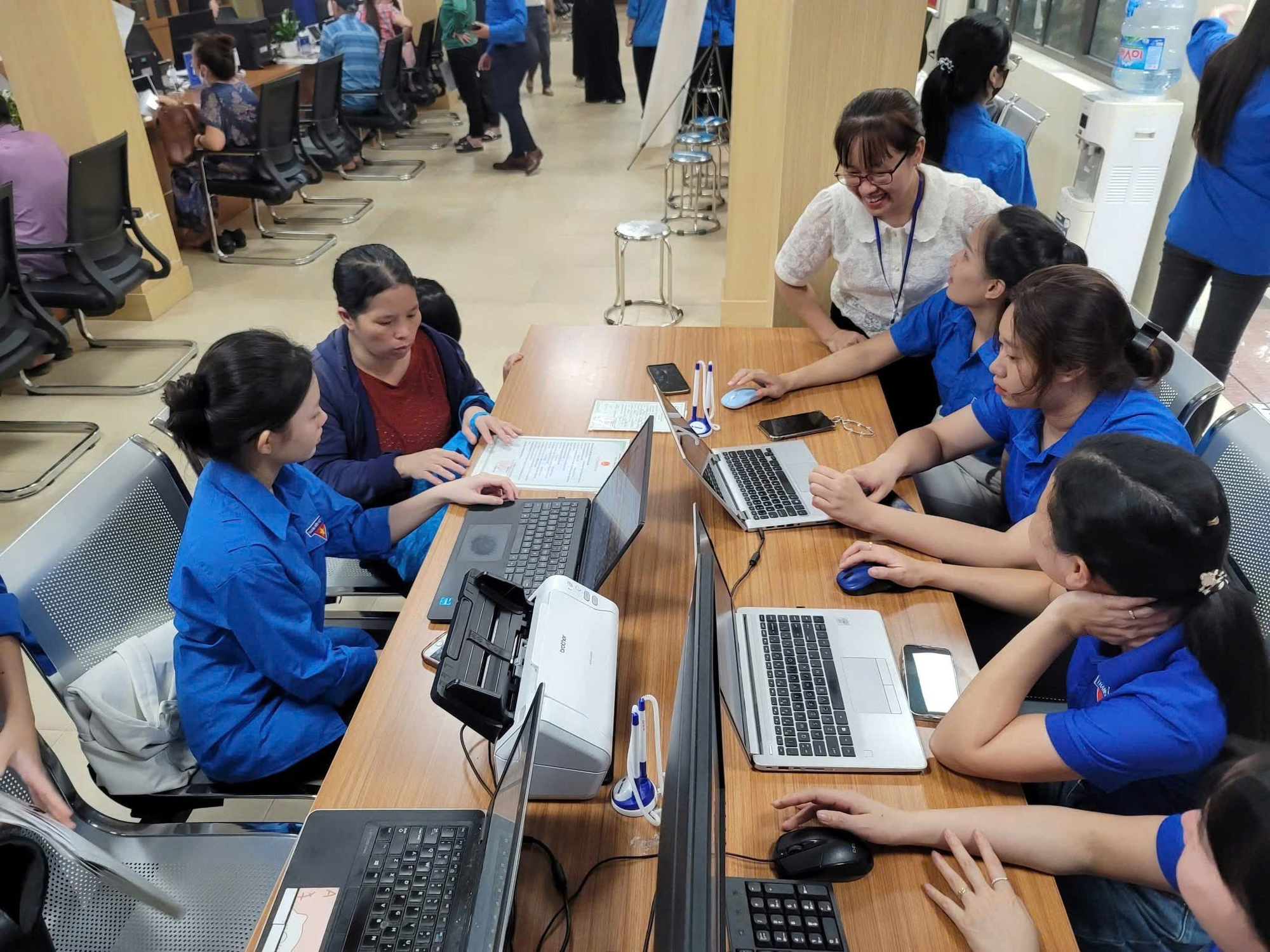 Đoàn Thanh niên xã Đan Phượng hỗ trợ người dân thực hiện dịch vụ hành chính công.- Ảnh 1.