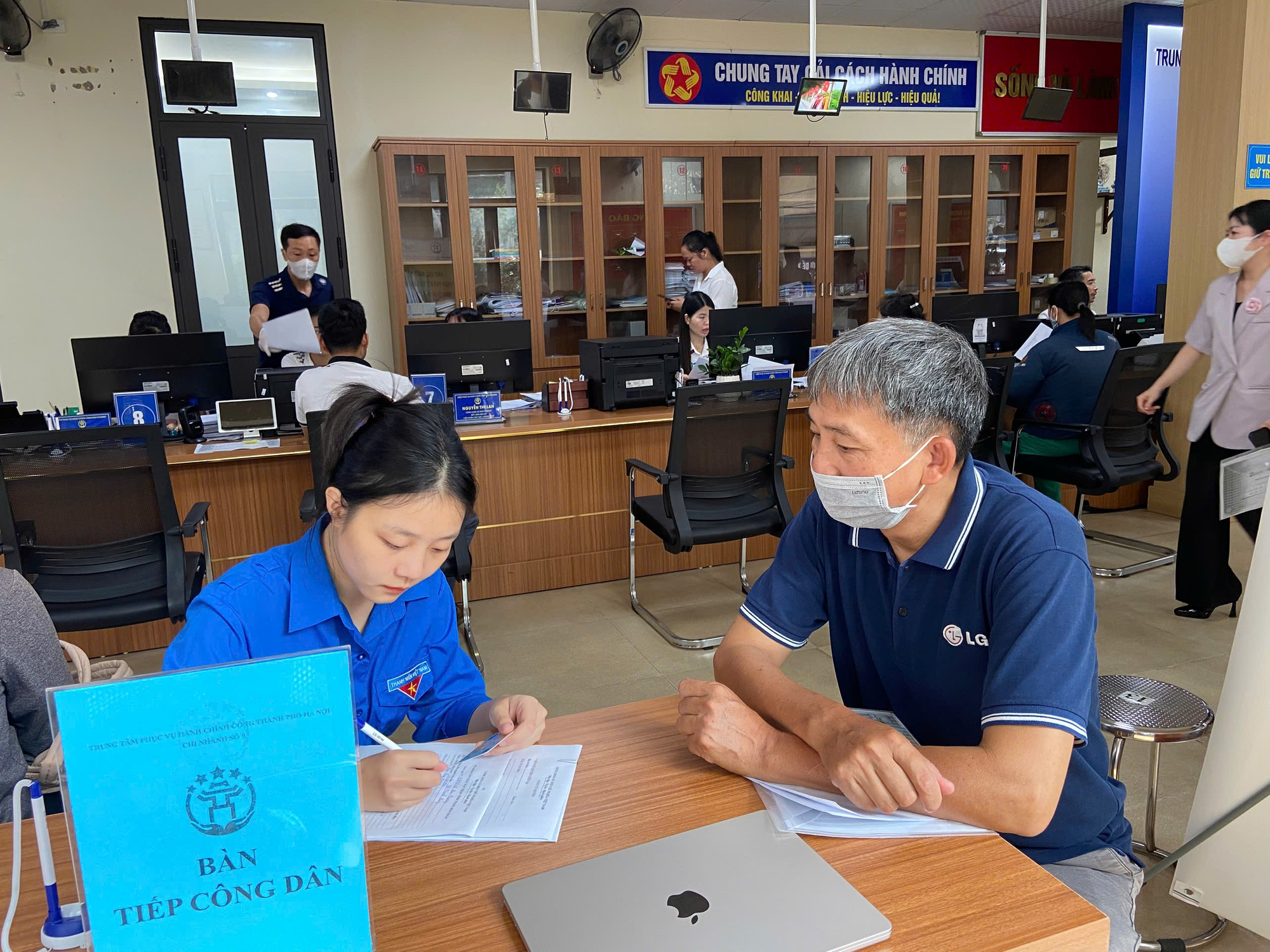 Đoàn Thanh niên xã Đan Phượng hỗ trợ người dân thực hiện dịch vụ hành chính công.- Ảnh 2.