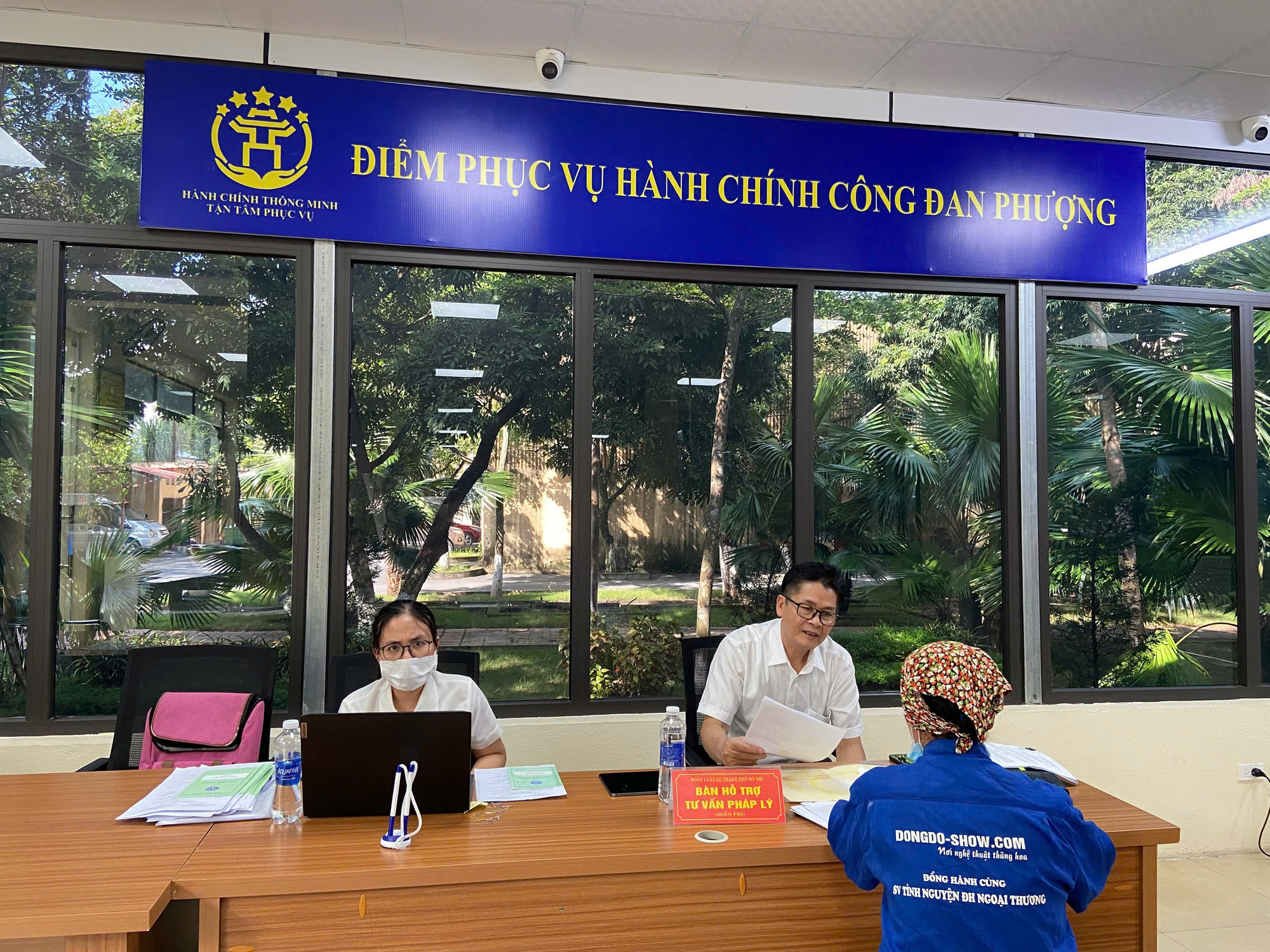 Đoàn Thanh niên xã Đan Phượng hỗ trợ người dân thực hiện dịch vụ hành chính công.- Ảnh 3.