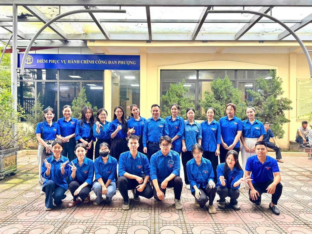 Đoàn Thanh niên xã Đan Phượng hỗ trợ người dân thực hiện dịch vụ hành chính công.- Ảnh 4.