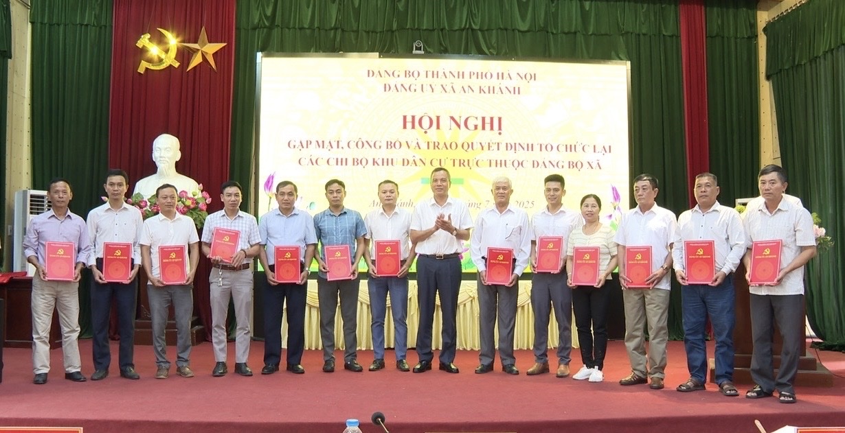 Đảng ủy xã An Khánh gặp mặt, công bố và trao Quyết định tiếp nhận các chi bộ khu dân cư trực thuộc Đảng bộ xã- Ảnh 1.