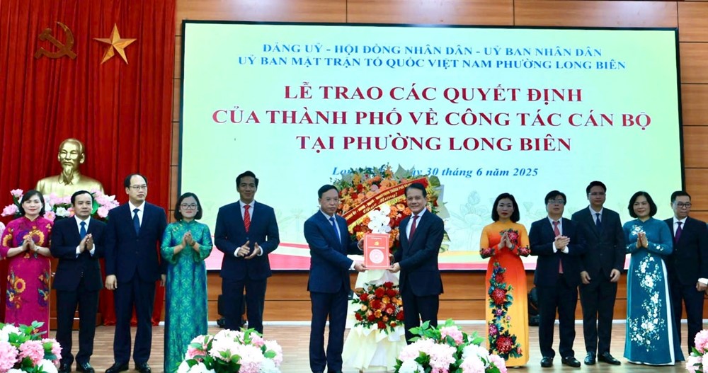 Công bố các quyết định về công tác cán bộ tại phường Phúc Lợi, Long Biên, Bồ Đề - ảnh 2