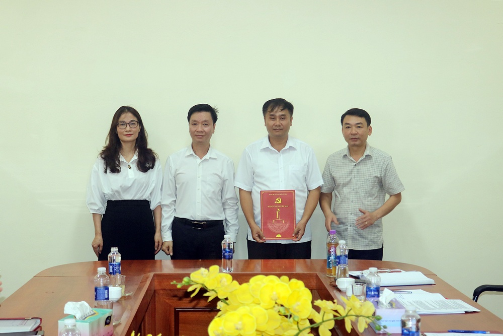 Xuân Mai: Trao các Quyết định bổ nhiệm lãnh đạo Ban xây dựng Đảng, Văn phòng Đảng ủy; thành lập Đảng bộ các cơ quan Đảng và Đảng bộ UBND xã Xuân Mai- Ảnh 3.
