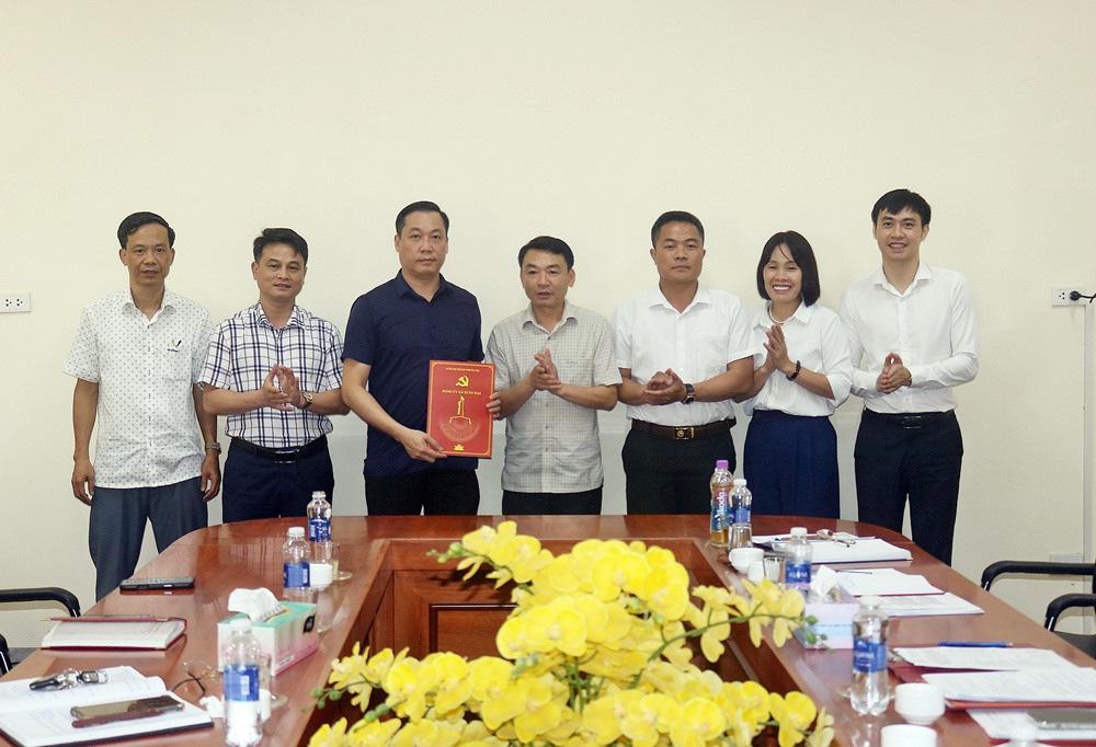 Xuân Mai: Trao các Quyết định bổ nhiệm lãnh đạo Ban xây dựng Đảng, Văn phòng Đảng ủy; thành lập Đảng bộ các cơ quan Đảng và Đảng bộ UBND xã Xuân Mai- Ảnh 4.