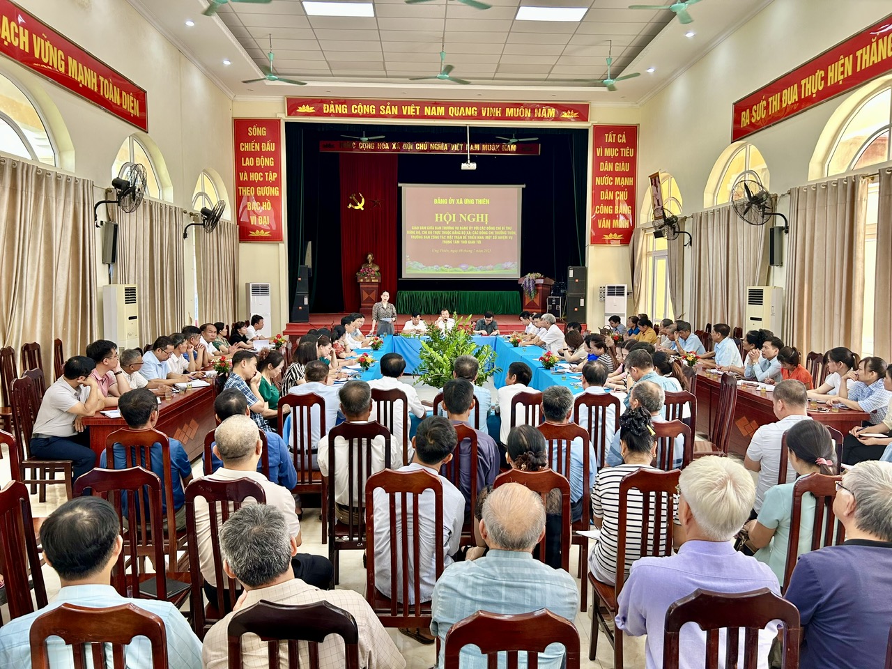 Đảng ủy xã Ứng Thiên tổ chức hội nghị giao ban với các đồng chí Bí thư đảng bộ, chi bộ trực thuộc- Ảnh 1.