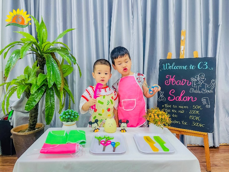 Có thể là hình ảnh về 2 người, đồ chơi và văn bản cho biết 'SD Welcome to WelcometoC c3, Ka4ύ Salon blα-Bcй Tất tóc nam 50K ☬ে Bất tóc nữ 20K tóc guộm Quộmóc tớc 3oK 150K'