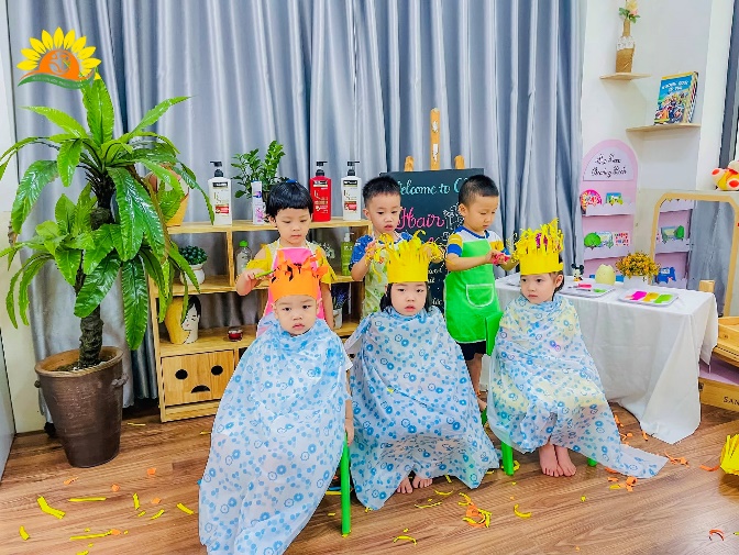 Có thể là hình ảnh về 6 người, em bé và văn bản