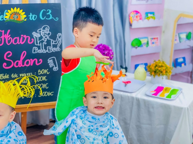 Có thể là hình ảnh về ‎3 người, trẻ em và ‎văn bản cho biết '‎加C3, to C3 Hairl Hair Salon Bok- BOB-BOB பිேல் 50K ลู Gắt tớc nam: nam POOK ቻቻም ว אד התי A 10‎'‎‎