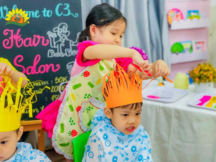 Có thể là hình ảnh về 3 người, trẻ em và văn bản