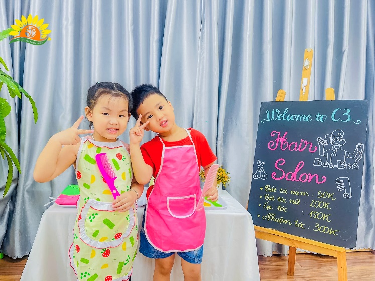 Có thể là hình ảnh về ‎2 người, trẻ em và ‎văn bản cho biết '‎นสารท ۱.٦٠ Welcome to WelcometoC3 C3 HAH Salon đớc nam -ේ BRt Tất Bấttnữt: Ep Bất tóc nữ 50K toc Nhưộm tóc 200K 150K tóc 3ωK ج お‎'‎‎