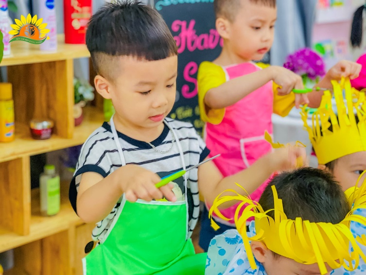 Có thể là hình ảnh về 3 người, trẻ em và văn bản