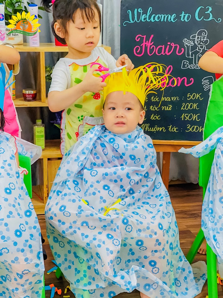 Có thể là hình ảnh về 2 người, tóc tết, em bé và văn bản cho biết 'ây HSMN attien tiên ion SA PUPA L = lm Khoit SL.AY Welcome to c3 Hairr Boon Boι son tóc/nam 50K tóc tnữ nữ 200K tóc 150K Nhuộm tóc 3ወ Sempli'