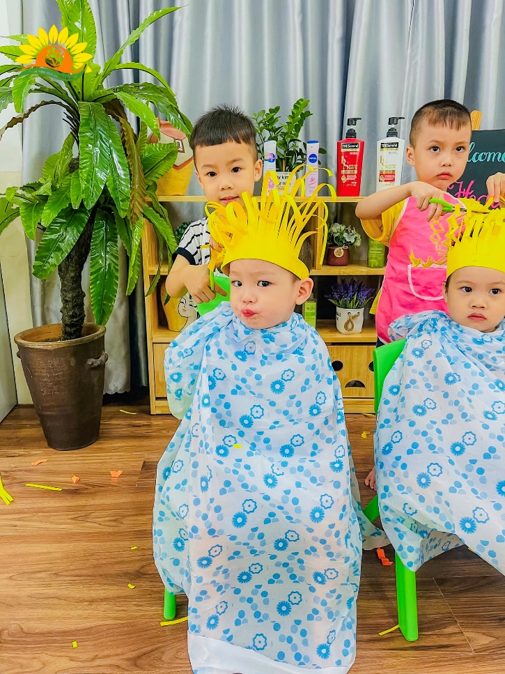Có thể là hình ảnh về 4 người, em bé và văn bản