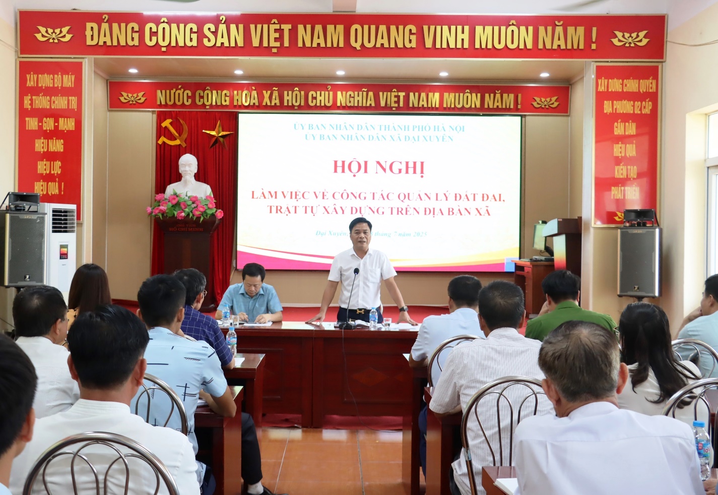 Hội nghị làm việc về công tác quản lý đất đai, trật tự xây dựng trên địa bàn xã- Ảnh 2.