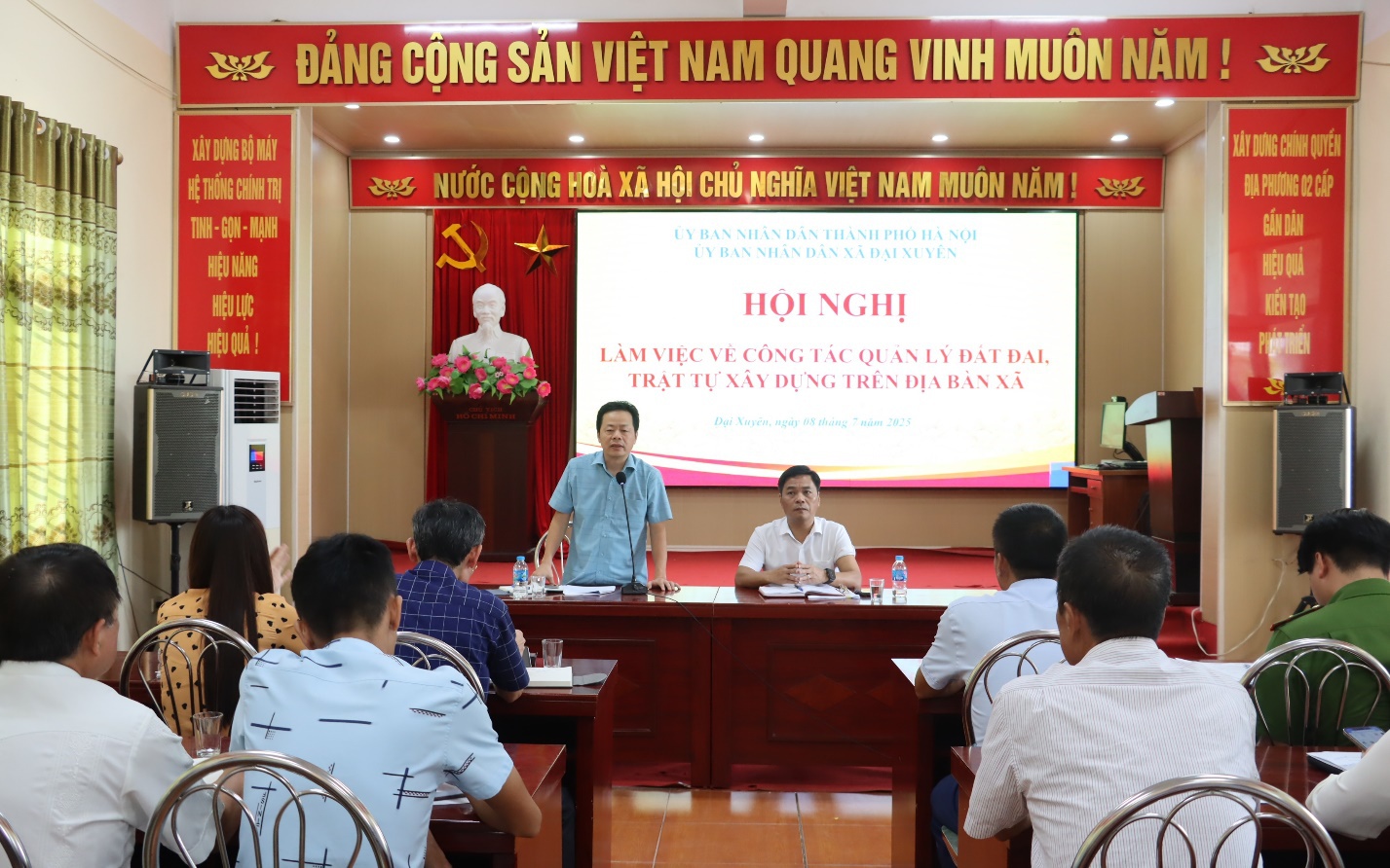 Một số hình ảnh tại hội nghị làm việc về công tác quản lý đất đai, trật tự xây dựng trên địa bàn xã