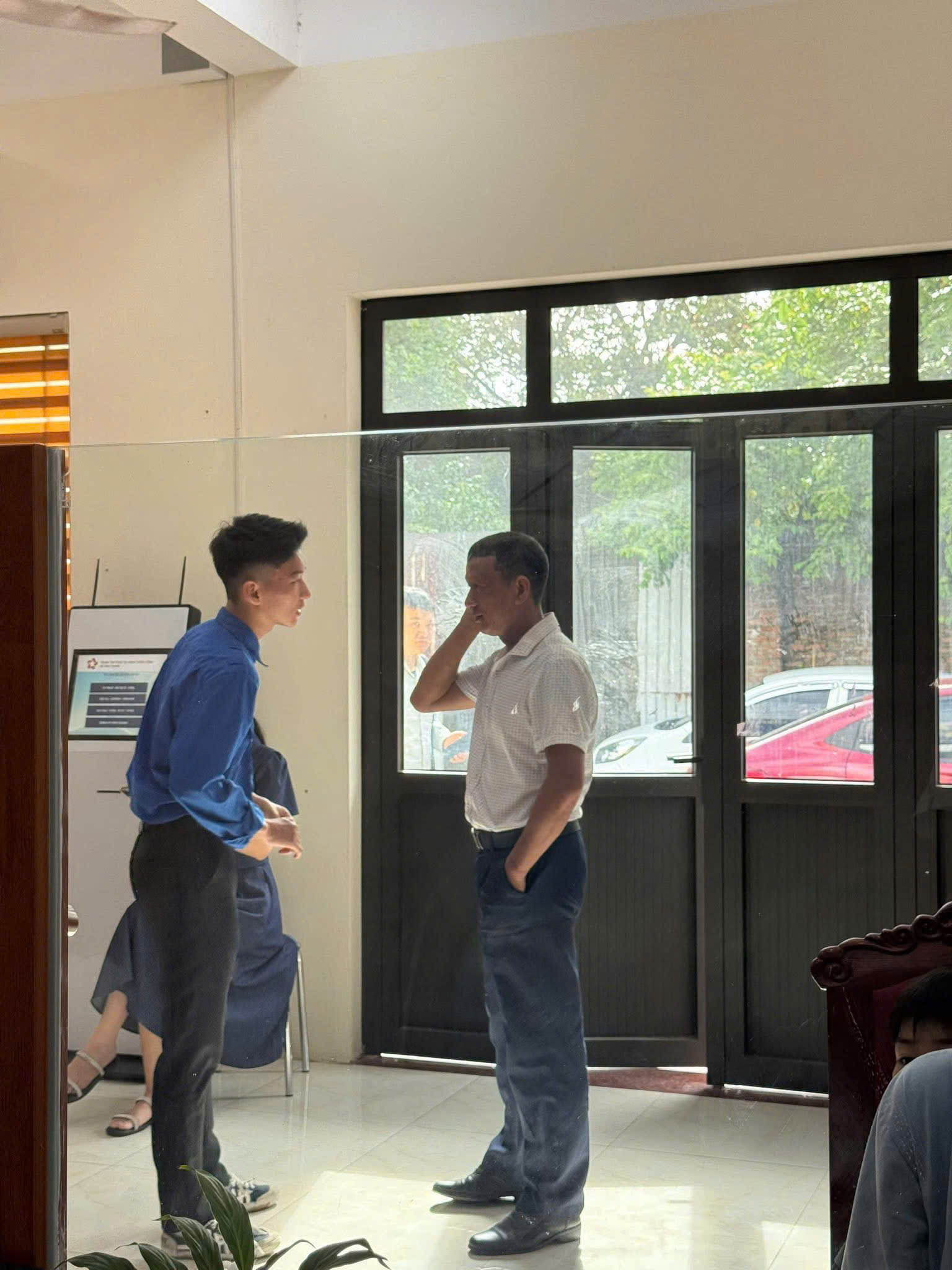 Tuổi trẻ xã Vĩnh Thanh xung kích hỗ trợ người dân trong những ngày đầu vận hành xã, phường mới.- Ảnh 1.