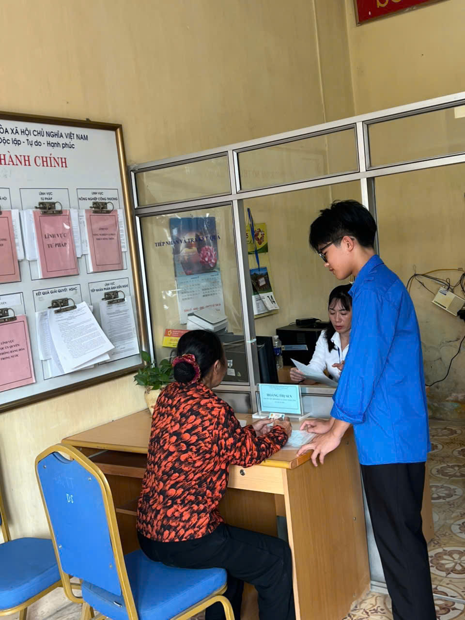 Tuổi trẻ xã Vĩnh Thanh xung kích hỗ trợ người dân trong những ngày đầu vận hành xã, phường mới.- Ảnh 2.