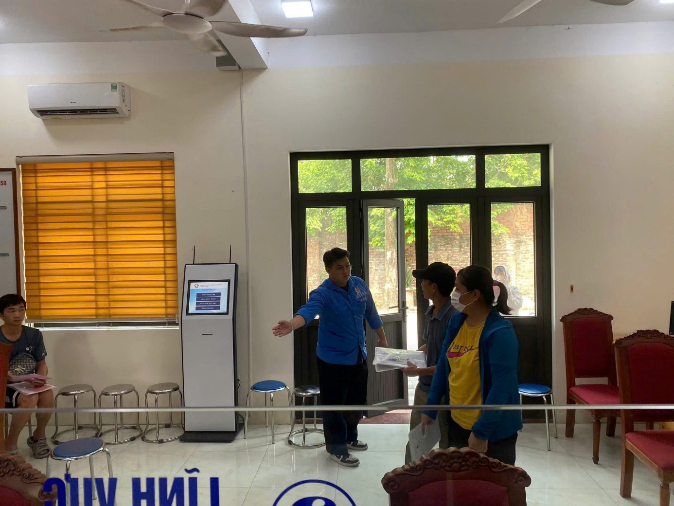 Tuổi trẻ xã Vĩnh Thanh xung kích hỗ trợ người dân trong những ngày đầu vận hành xã, phường mới.- Ảnh 3.