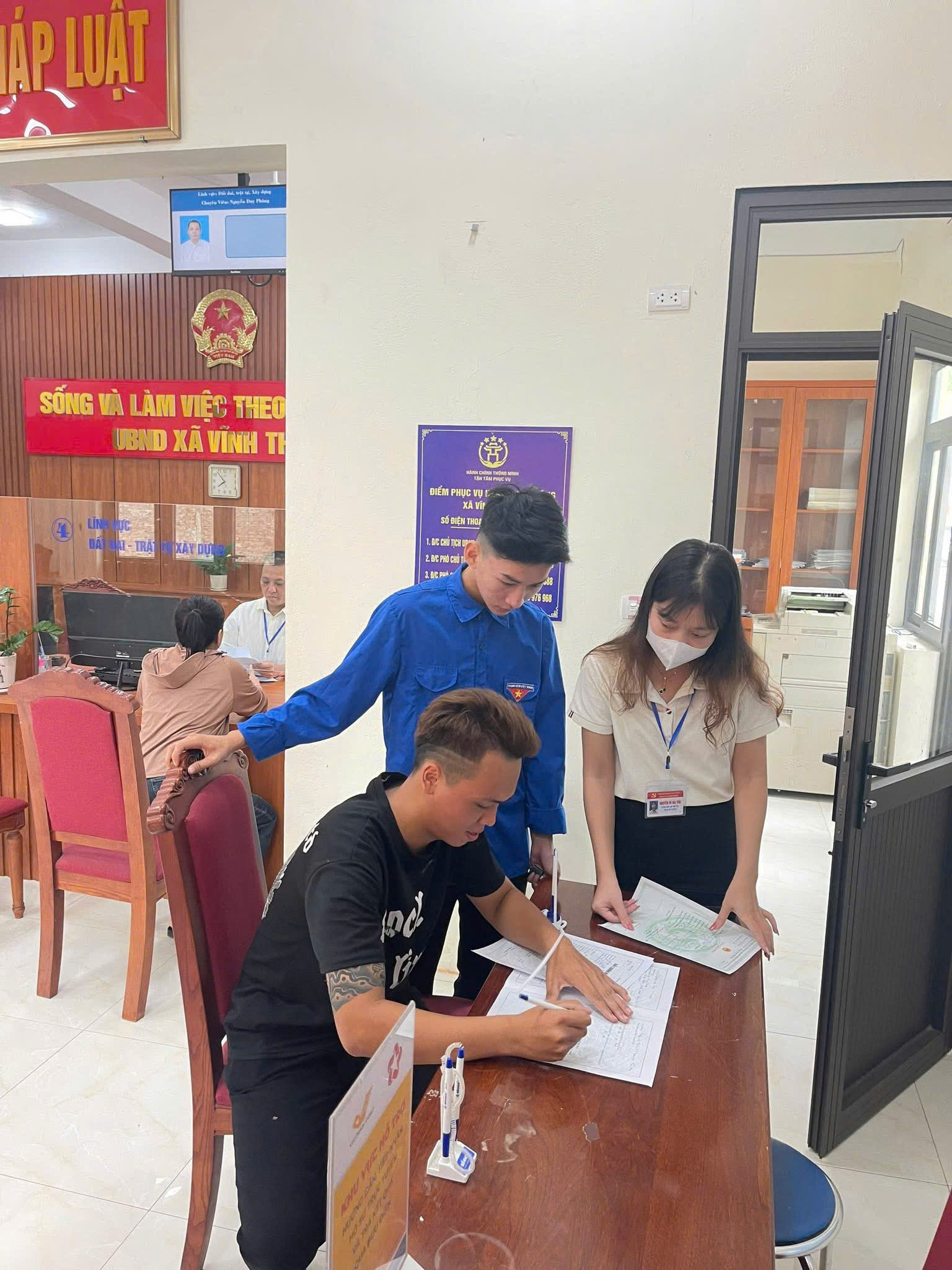 Tuổi trẻ xã Vĩnh Thanh xung kích hỗ trợ người dân trong những ngày đầu vận hành xã, phường mới.- Ảnh 5.