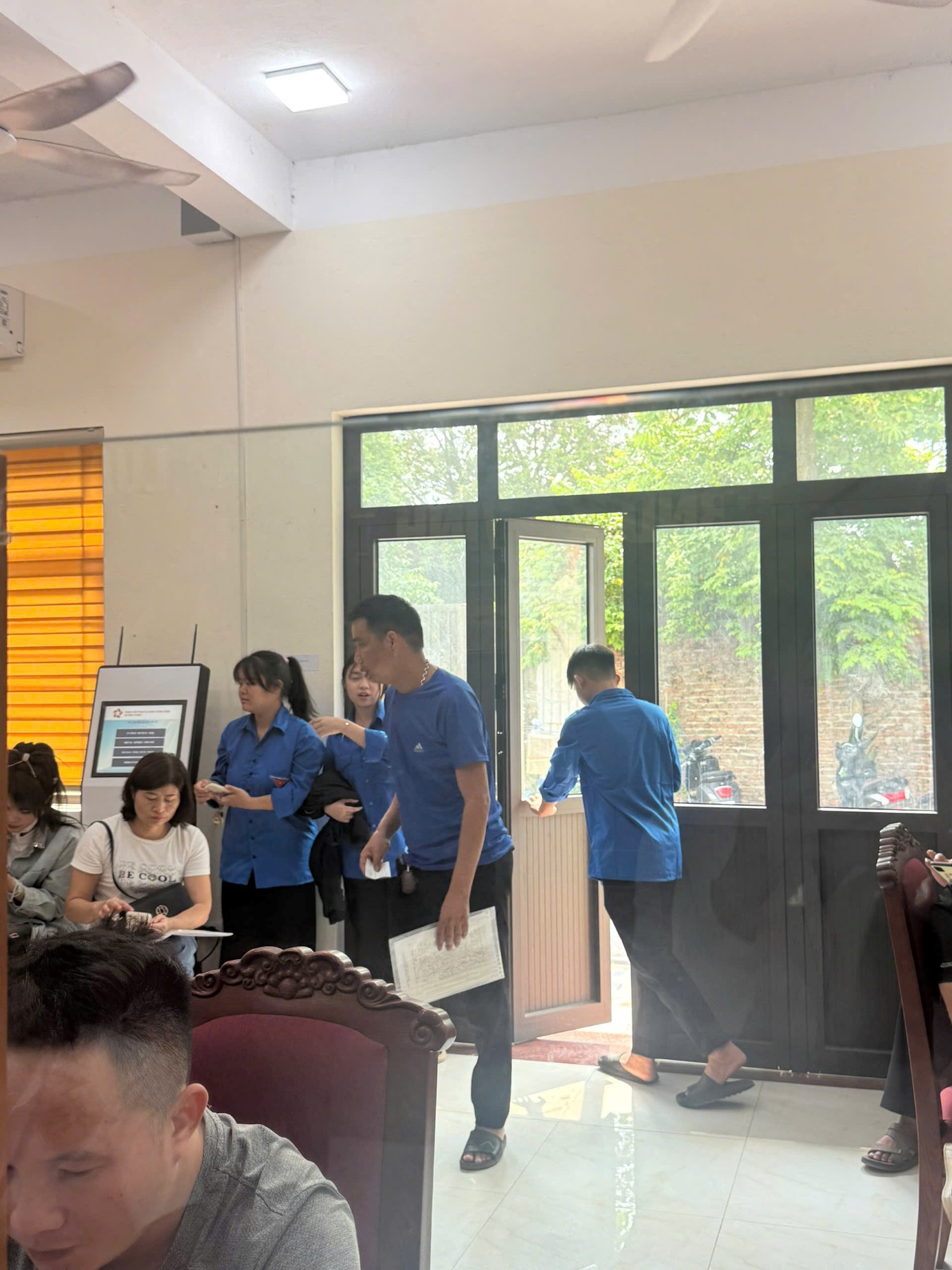 Tuổi trẻ xã Vĩnh Thanh xung kích hỗ trợ người dân trong những ngày đầu vận hành xã, phường mới.- Ảnh 6.