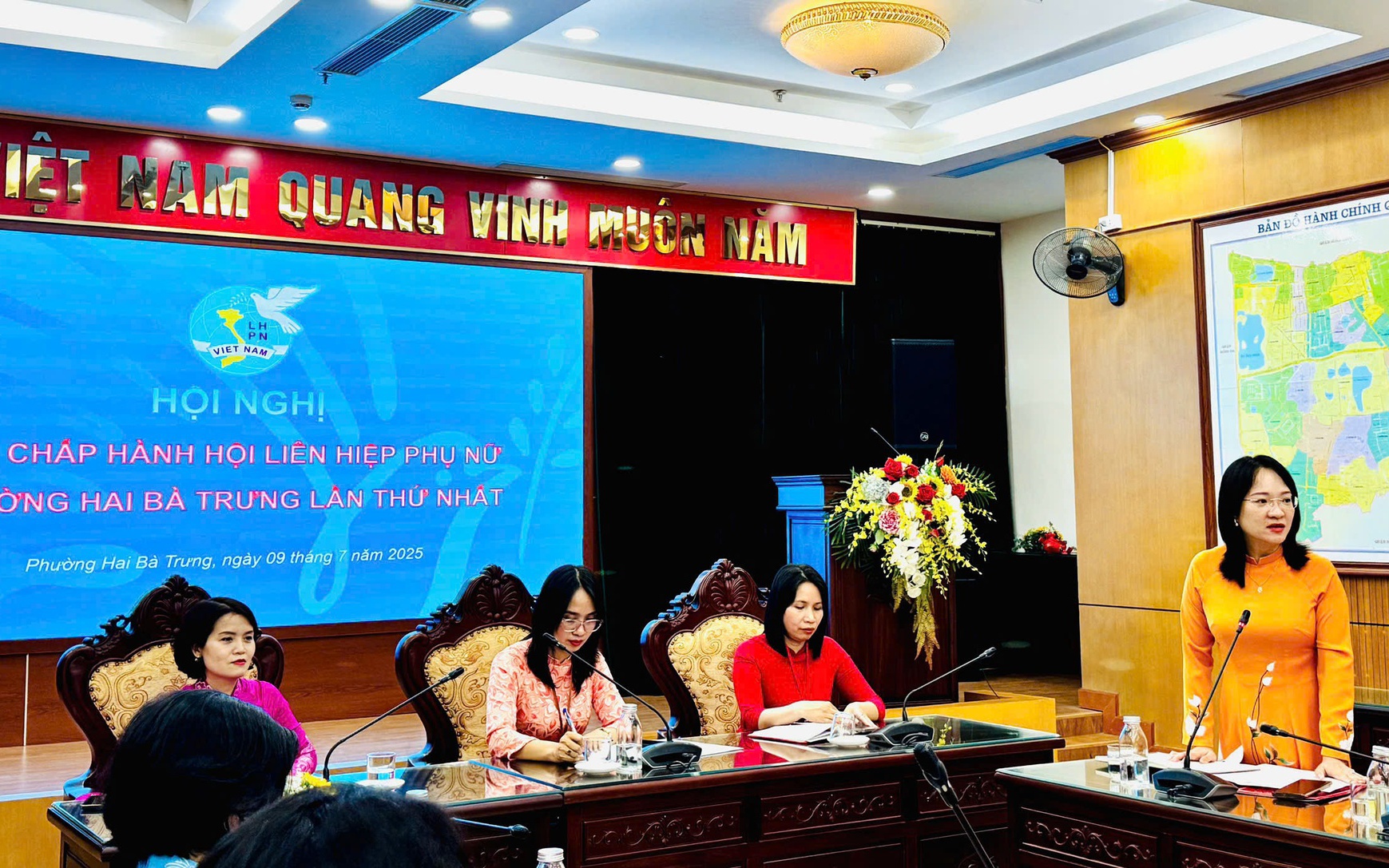 Đồng chí Nguyễn Xuân Diệp – Phó Bí thư thường trực Đảng ủy và đồng chí Nguyễn Thị Hồng Hạnh - UVBTV Đảng ủy, Phó Chủ tịch HĐND phường trao Quyết định và tặng hoa Ban thường trực Hội LHPN phường.