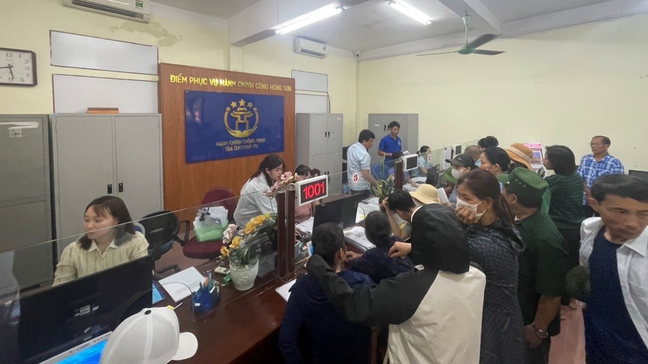 Ảnh có chứa trang phục, người, trong nhà, tường  Nội dung do AI tạo ra có thể không chính xác.