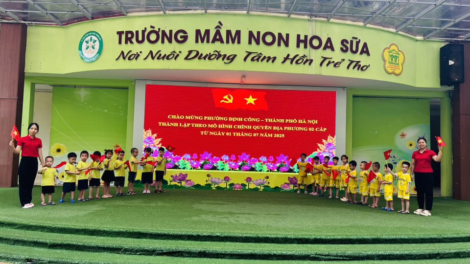 Có thể là hình ảnh về 11 người và văn bản