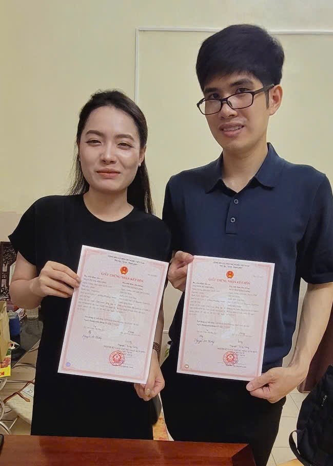 Cặp đôi đầu tiên đến đăng ký kết hôn tại Điểm phục vụ hành chính công xã Đan Phượng.- Ảnh 1.