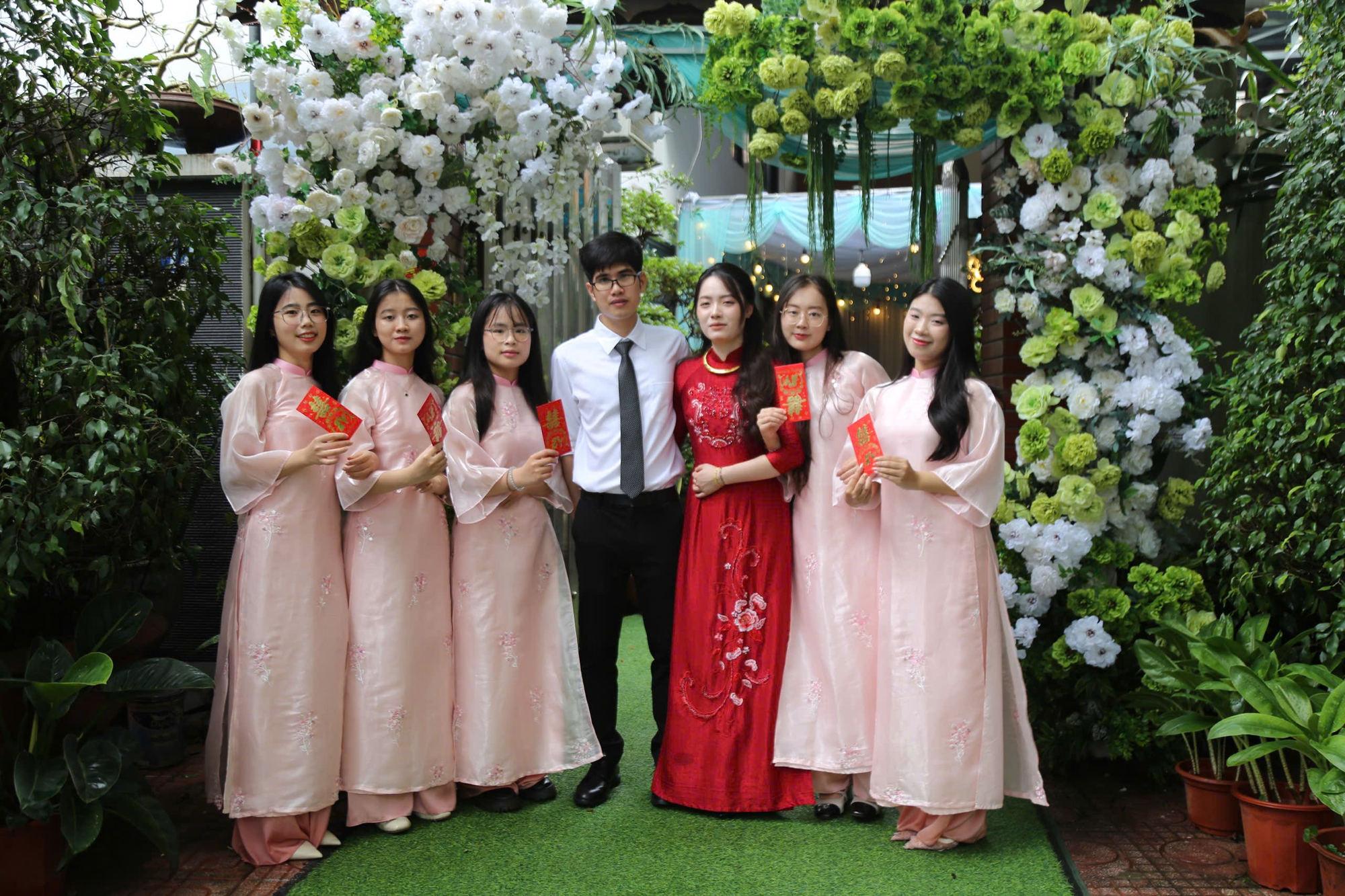 Cặp đôi đầu tiên đến đăng ký kết hôn tại Điểm phục vụ hành chính công xã Đan Phượng.- Ảnh 2.