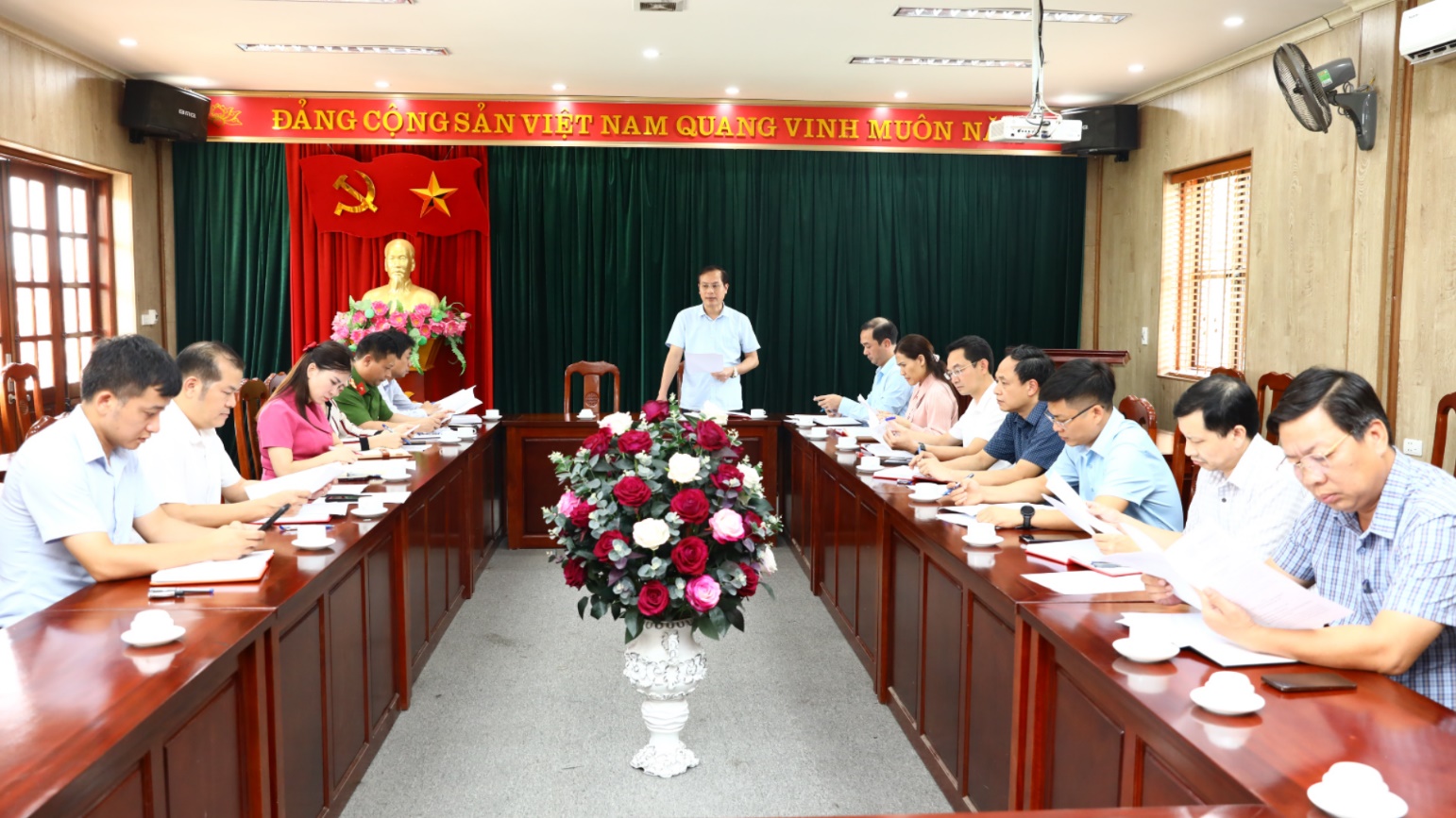 Đồng chí Phó Bí thư Thường trực Đảng ủy xã yêu cầu hoàn thành đề cương báo cáo chính trị của Đảng bộ xã nhiệm kỳ 2025-2030 trước ngày 17/7- Ảnh 1.