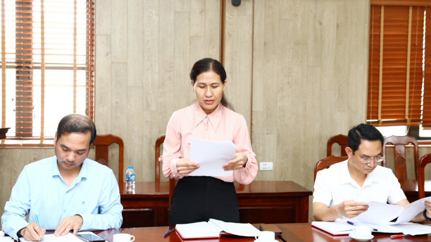 Đồng chí Phó Bí thư Thường trực Đảng ủy xã yêu cầu hoàn thành đề cương báo cáo chính trị của Đảng bộ xã nhiệm kỳ 2025-2030 trước ngày 17/7- Ảnh 2.